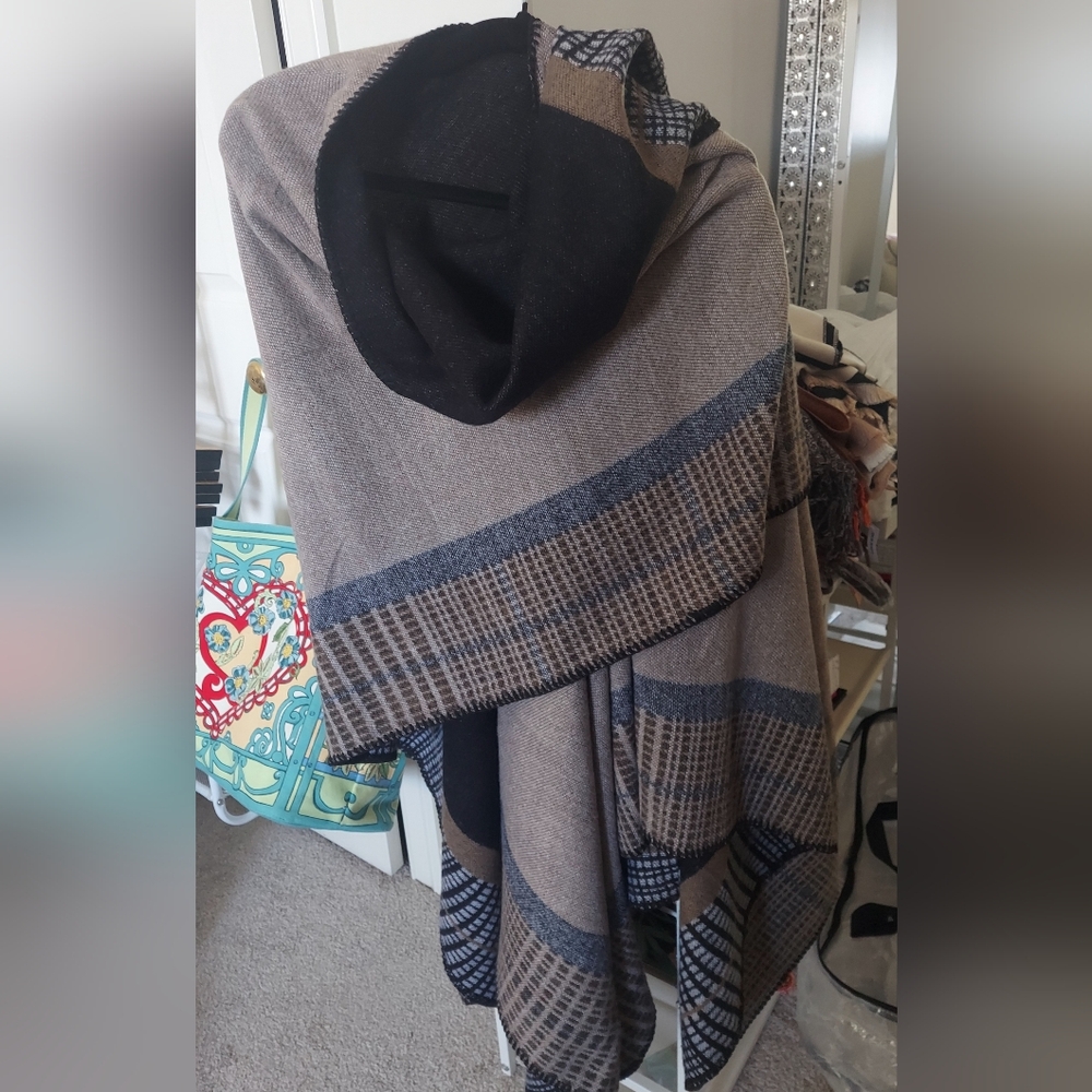 REVERSIBLE WRAP Stylish Black Poncho - Picture 2 of 3